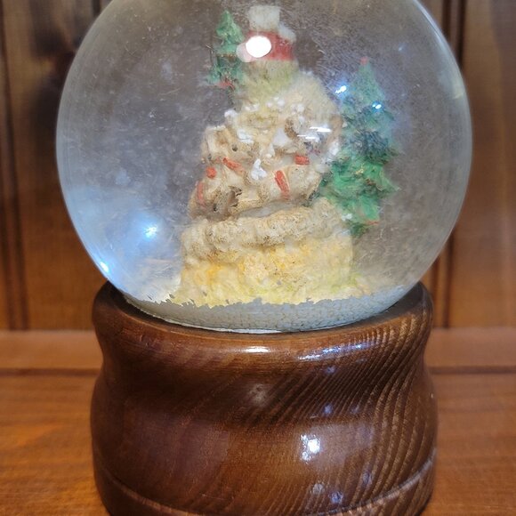 Vintage 1980's Musical Snow Globe Santa in His Sleigh with Reindeer and Christma - Picture 3 of 5